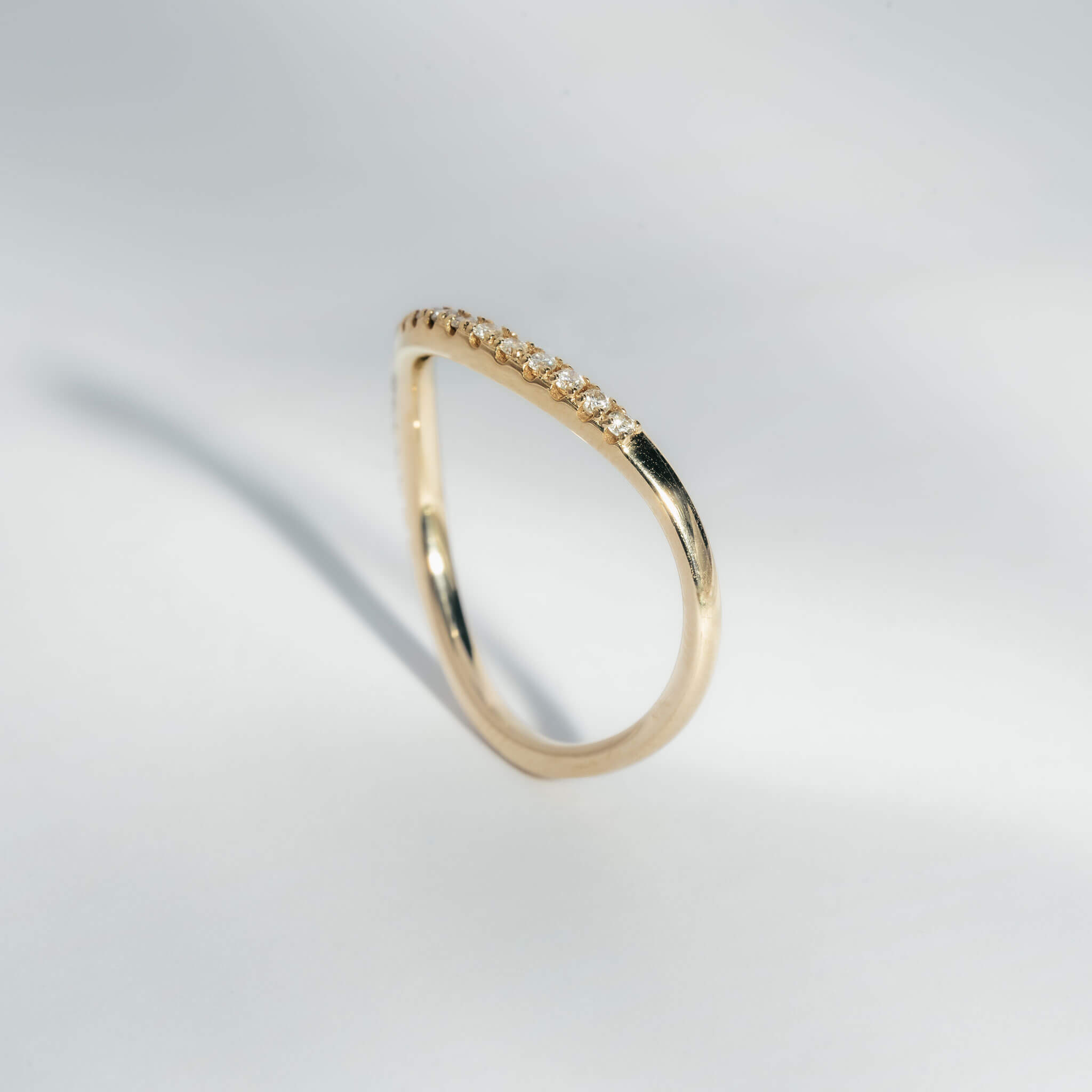 Leo – Curved Dome Diamond Ring Gold
