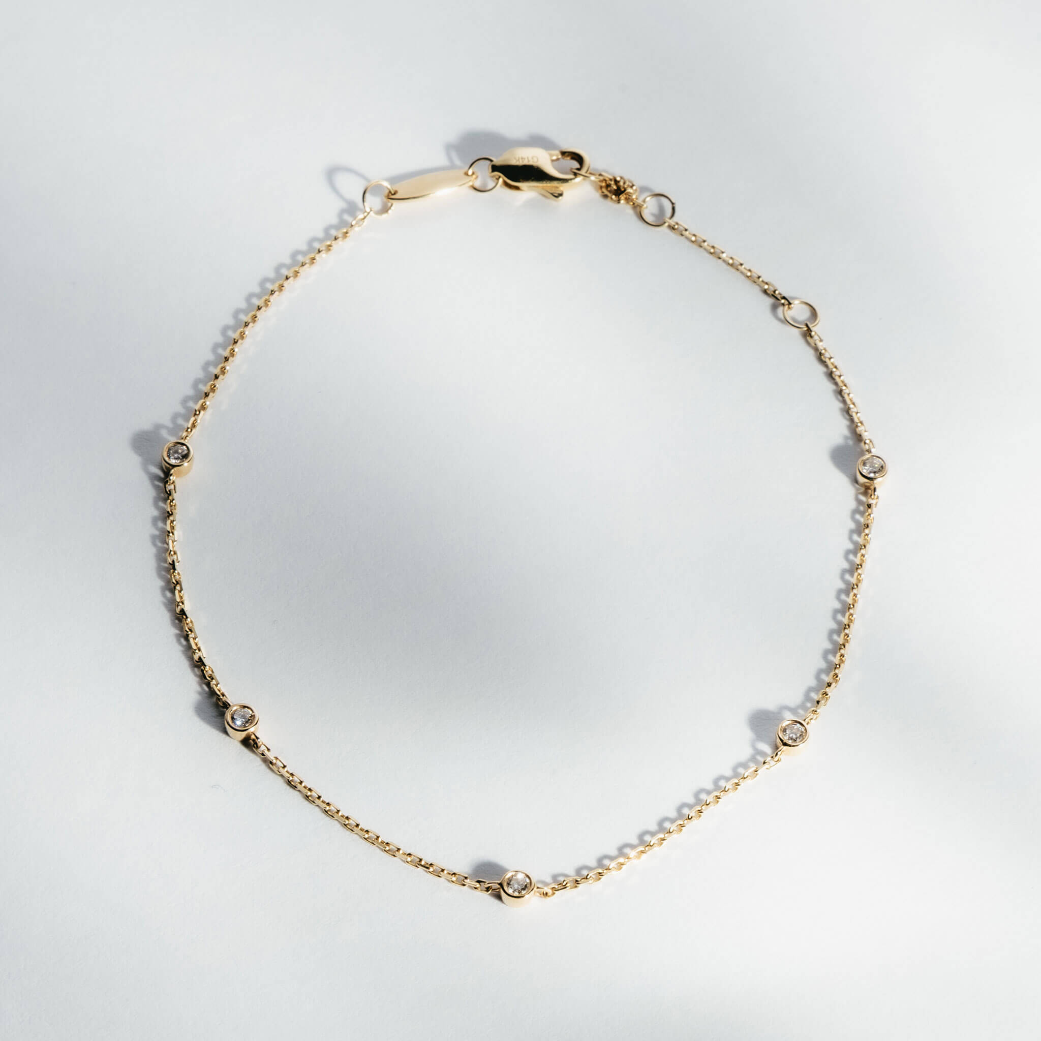 Lila – Dainty Floater Bracelet